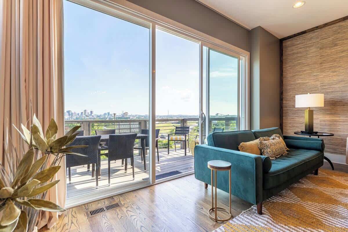 Televisión y oficina 