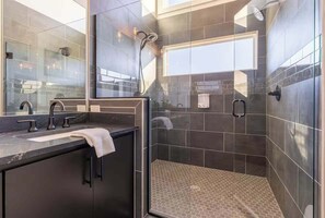 Dusche, Haartrockner, Handtücher, Shampoo