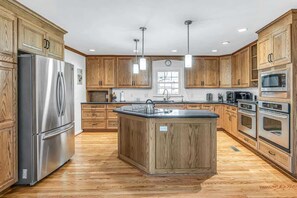 Kjøleskap, mikrobølgeovn, ovn og kokeplater