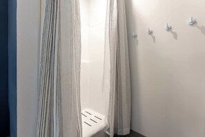 Douche, sèche-cheveux, shampoing