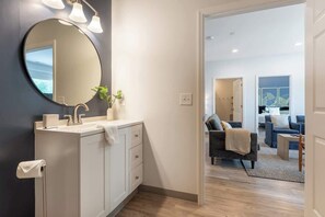 Shower, hair dryer, towels, shampoo - The Main Event - Boho Retreat in East Nashville (Nashville)