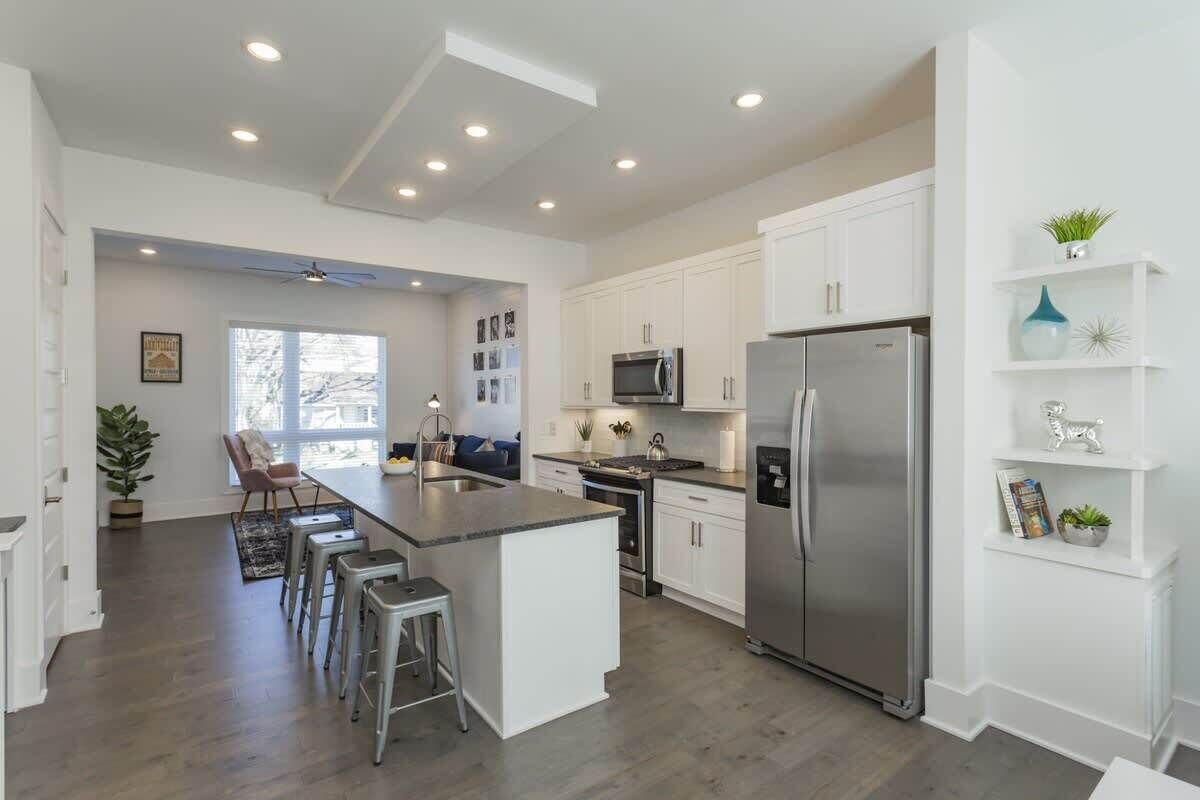 Kjøleskap, mikrobølgeovn, ovn og kokeplater