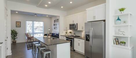 Kjøleskap, mikrobølgeovn, ovn og kokeplater