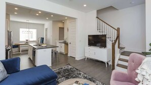 Um apartamento moderno com sala de estar, cozinha e área de jantar.