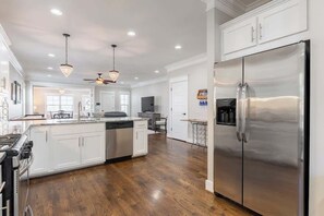 Kjøleskap, mikrobølgeovn, ovn og kokeplater