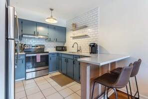 Fridge, microwave, oven, stovetop - The Stay Awhile Suite - Convenient Monthly Rental (Nashville)