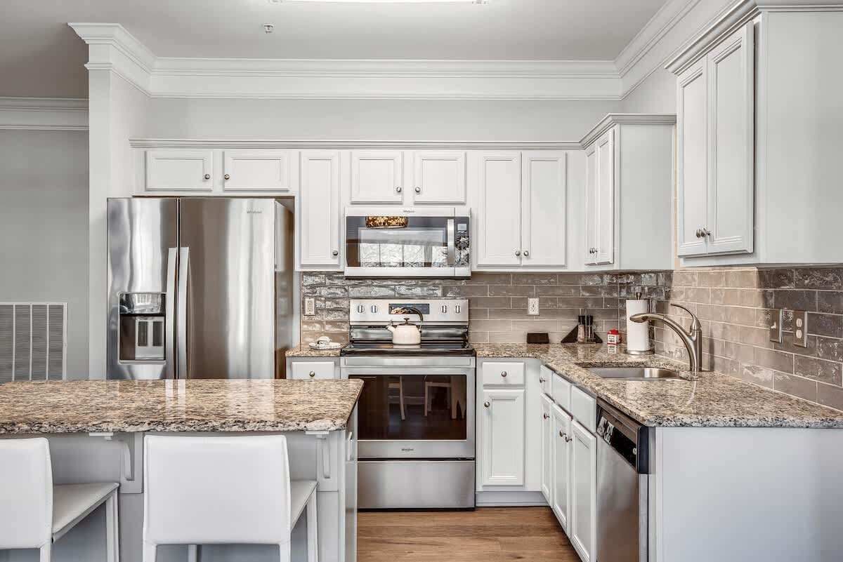 Kjøleskap, mikrobølgeovn, ovn og kokeplater