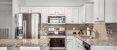 Kjøleskap, mikrobølgeovn, ovn og kokeplater