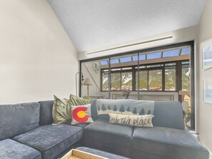 Smart-TV, Kamin, Arbeitsbereiche