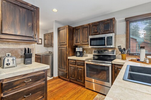 Bierhaus Cabin - Walk to RMNP, River Access! A/C.  