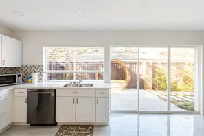 Fridge, microwave, oven, dishwasher - Luxury Home, Great Location! No Cleaning Fee! (Richardson)