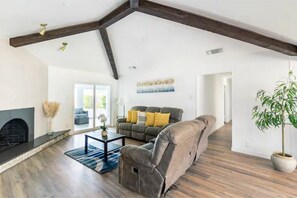 TV, Netflix, streaming services - Luxury Home, Great Location! No Cleaning Fee! (Richardson)