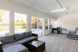 TV, Netflix, streaming services - Luxury Home, Great Location! No Cleaning Fee! (Richardson)