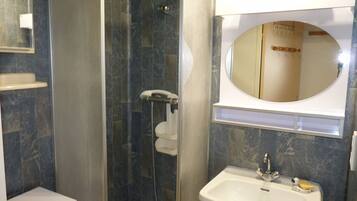Een douche, toiletpapier