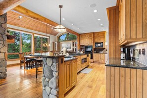 منزل (5 Bedrooms) | المنشأة من الخارج