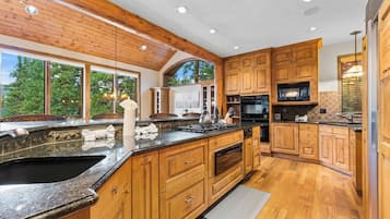 House (5 Bedrooms) | Exterior