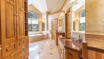 House (5 Bedrooms) | Exterior