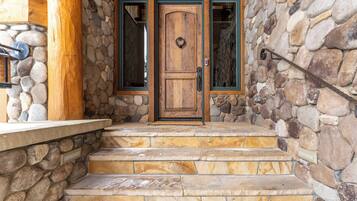 House (5 Bedrooms) | Exterior