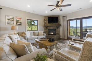 Een smart-tv, een open haard, een dvd-speler en boeken