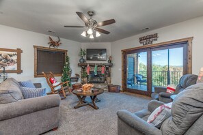 Smart-tv, pejs, dvd-afspiller, bøger