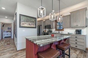 Fridge, microwave, oven, stovetop - 5BR Village At Indian Point 1401 near SDC - Free Tickets Daily up to $500 (Branson)