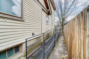 Property grounds - Main Street · Walking distance to shops, dining, and fun (Hamilton)