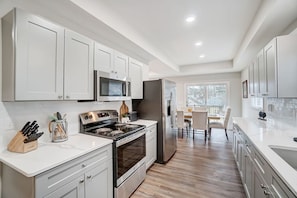 Kjøleskap, mikrobølgeovn, ovn og kokeplater