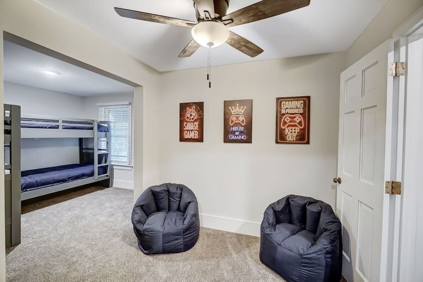 4 間睡房、書桌、熨斗/熨衫板、可攜式嬰兒床