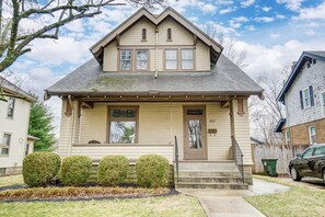 Exterior - Main Street · Walking distance to shops, dining, and fun (Hamilton)