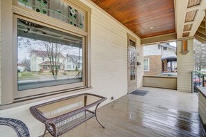 Terrace/patio - Main Street · Walking distance to shops, dining, and fun (Hamilton)