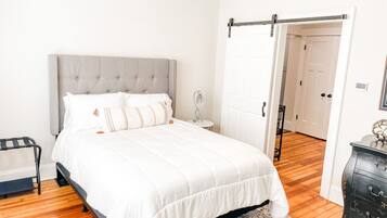 4 soverom, skrivebord, strykejern/-brett og reiseseng for barn