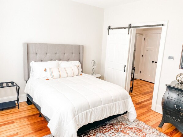 4 bedrooms, desk, iron/ironing board, travel crib - Main Street · Walking distance to shops, dining, and fun (Hamilton)