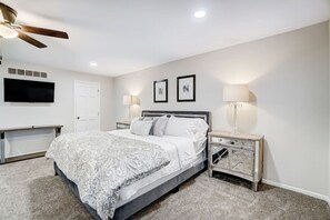 4 Schlafzimmer, Schreibtisch, Bügeleisen/Bügelbrett, Reisekinderbett