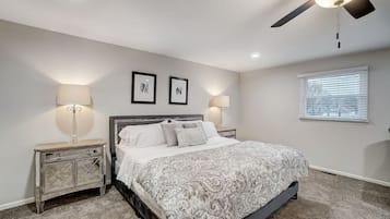 4 habitaciones, escritorio y tabla de planchar con plancha