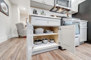 Kühlschrank, Mikrowelle, Ofen, Herdplatte