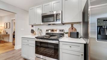 Kjøleskap, mikrobølgeovn, ovn og kokeplater