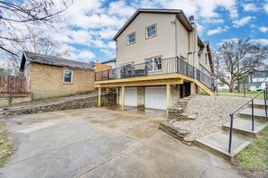 Exterior - Main Street · Walking distance to shops, dining, and fun (Hamilton)