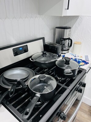 Refrigerador, microondas, horno y parrilla de estufa 