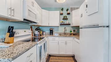 KĂŒhlschrank, Mikrowelle, Ofen, Herdplatte