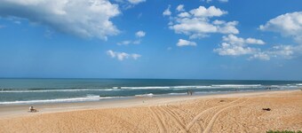 Cozy beach house - 5 min walk to the beach (Pet-Friendly!)