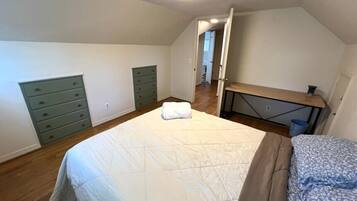 3 habitaciones, escritorio, tabla de planchar con plancha y wifi gratis