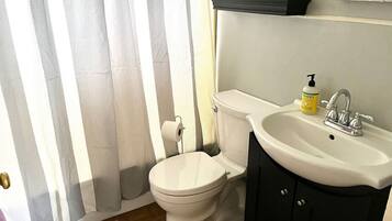 Secador de pelo, toallas