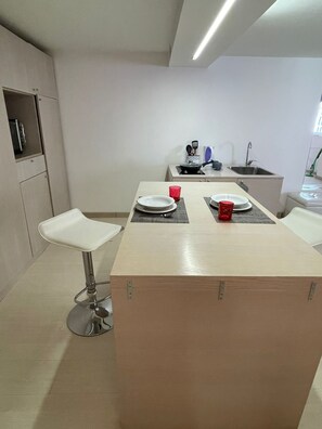 Frigorifero, forno, piano cottura, macchina per tè/caffè