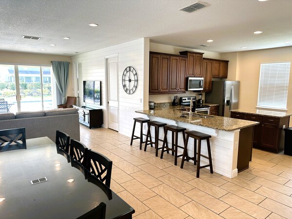 Fridge, microwave, oven, stovetop - ER7733FD Moana's Paradise at Encore Resort - Gated (Kissimmee)