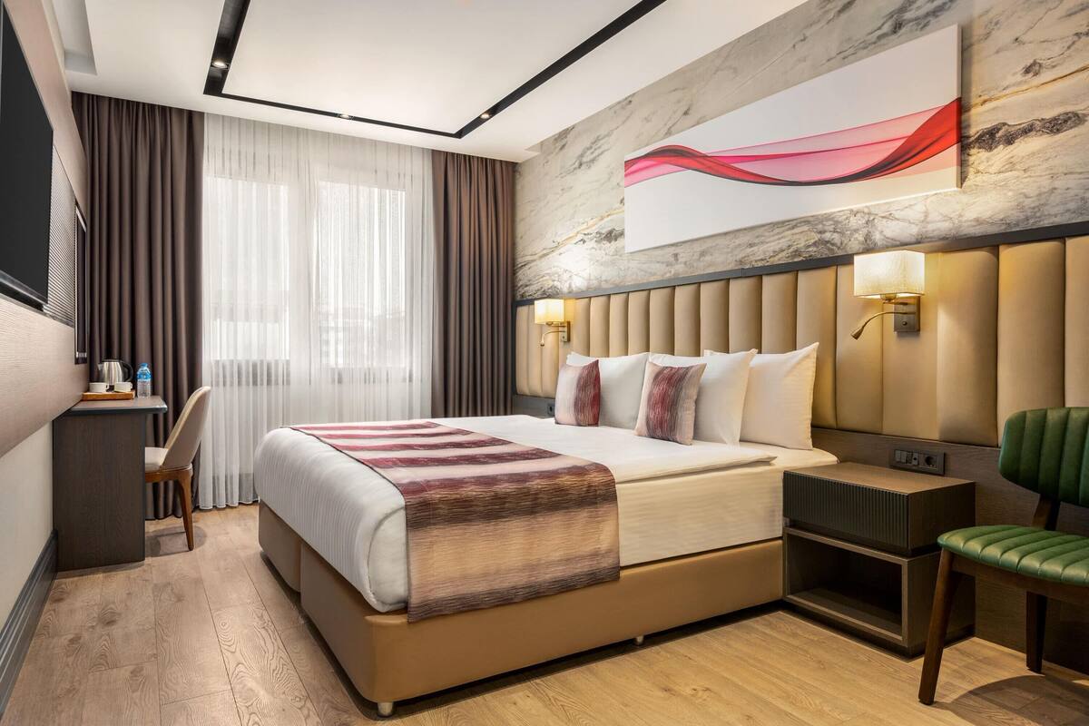 Habitación, 1 cama matrimonial, con acceso para personas discapacitadas (Mobility) | Ropa de cama de alta calidad y minibar