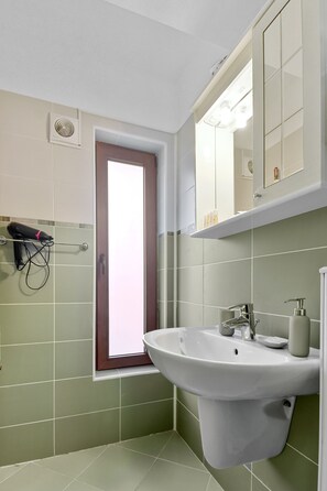 コンフォート スイート | バスルーム | ヘアドライヤー、タオル