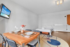 コンフォート スイート | 客室内のダイニングエリア