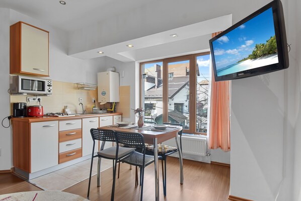 コンフォート スイート | 専用キッチン | 大型冷蔵庫、電子レンジ、コーヒー / ティーメーカー、調理器具と食器