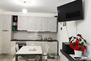 Réfrigérateur, micro-ondes, four, lave-vaisselle