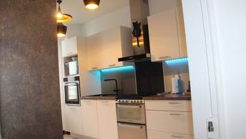 Réfrigérateur, micro-ondes, four, plaque de cuisson